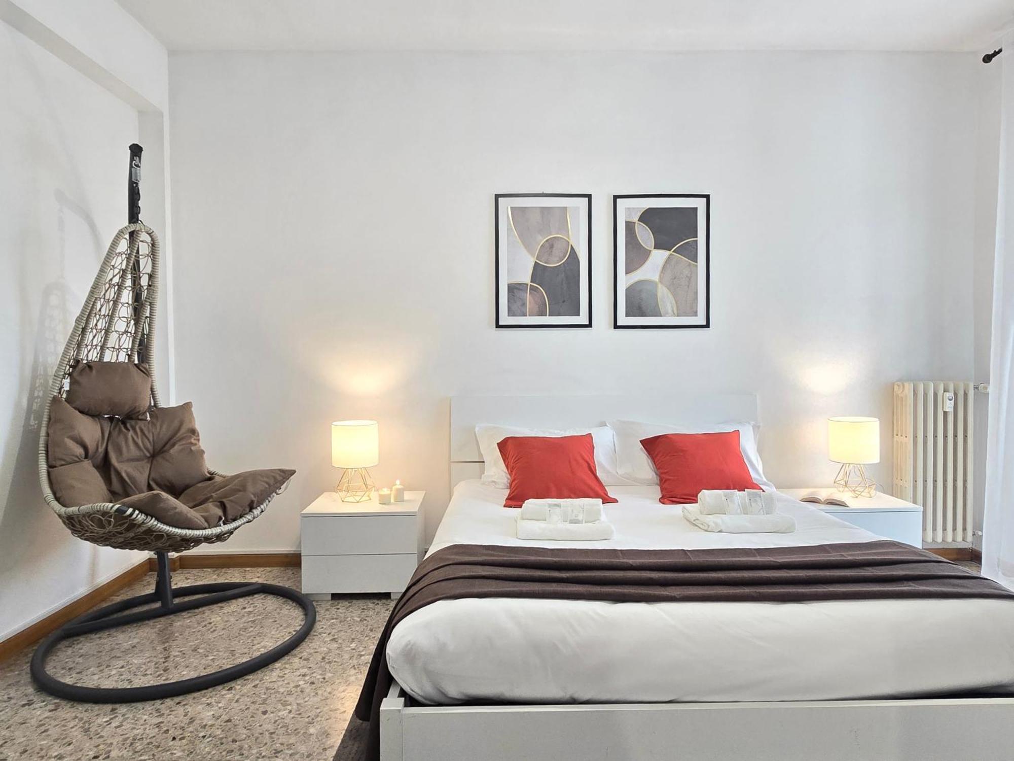 Romeway - Metro & Parking Apartment *